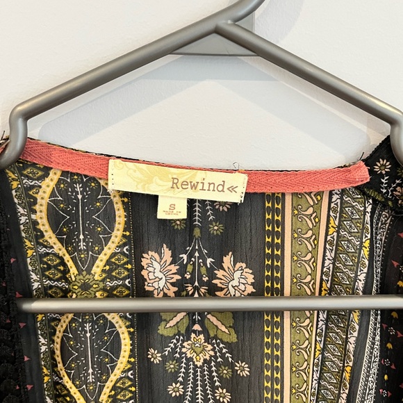 Loose open kimono style top with embroidered edges. - Picture 3 of 4